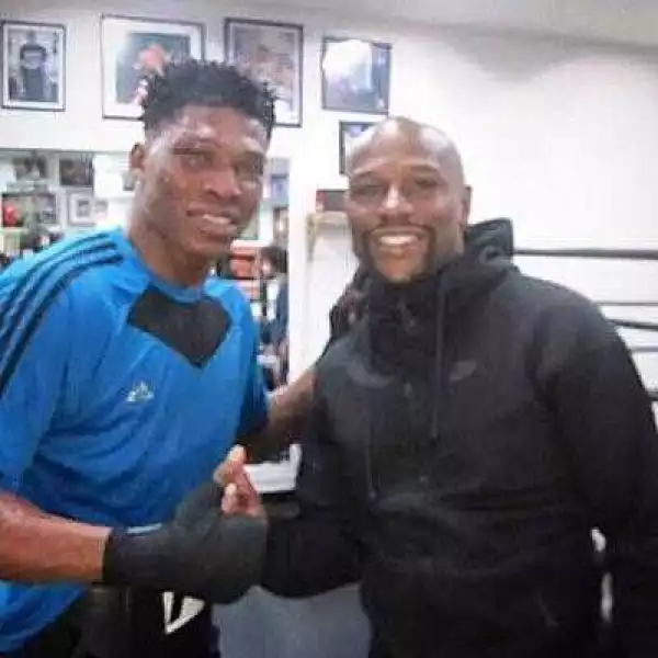 Nigerian Boxer Oluwafemi Oyeleye, signs new contract with Floyd Mayweather Company.